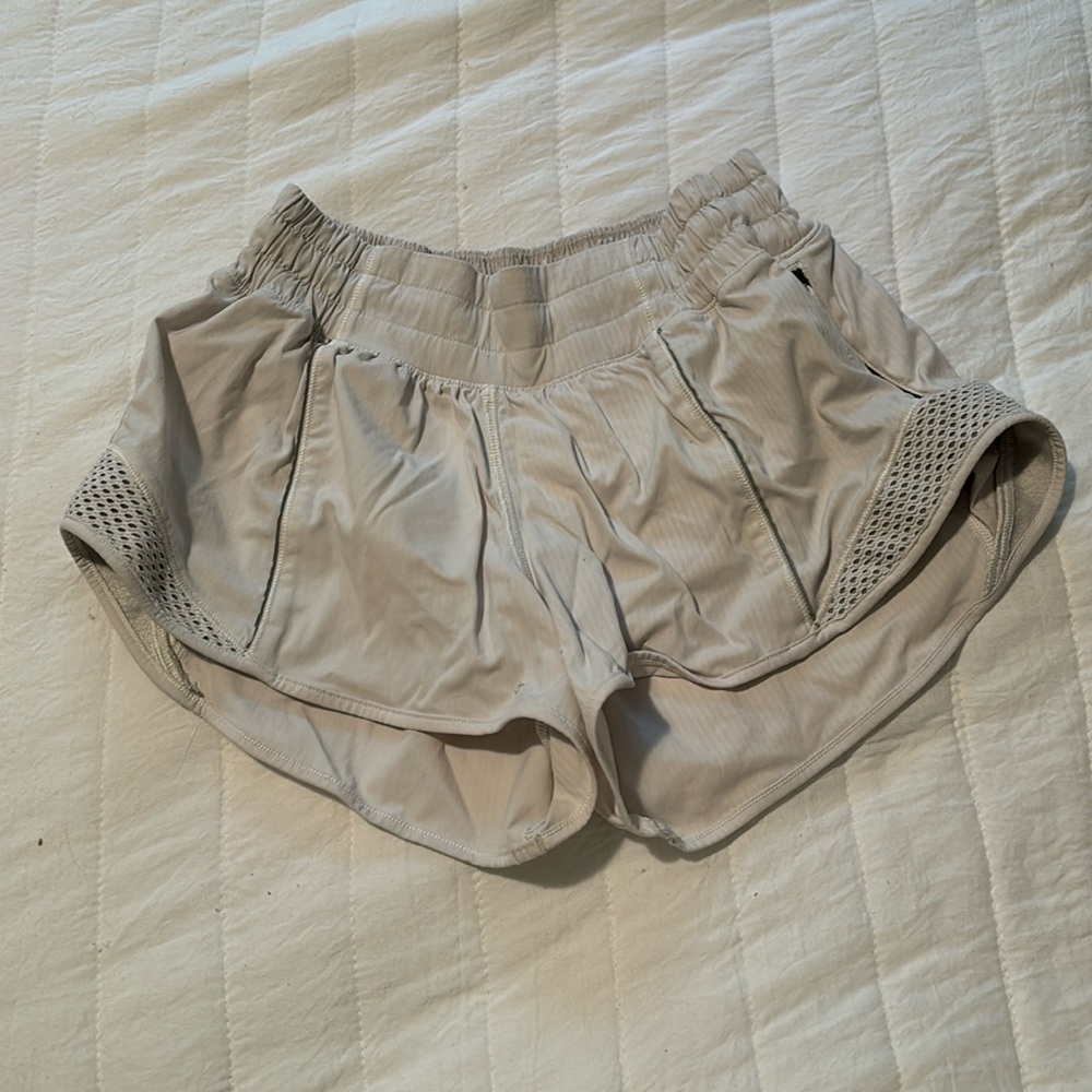 lululemon hottie hot white size 2 shorts